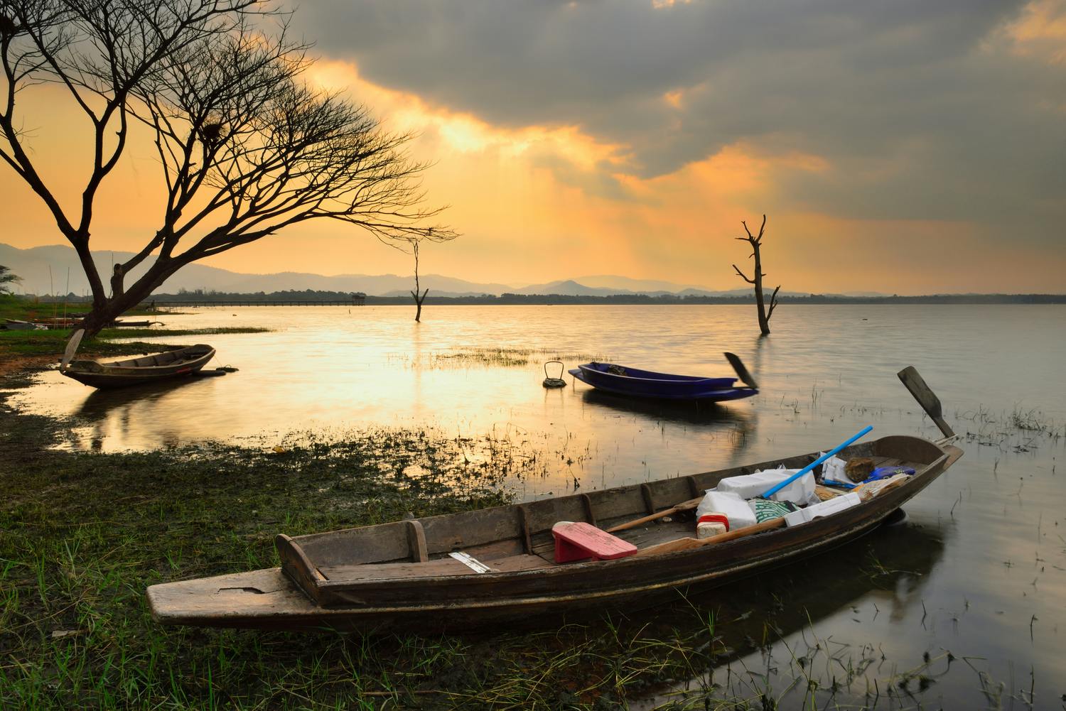 Djup Båt ligger i vattenbrynet medan solen går ner